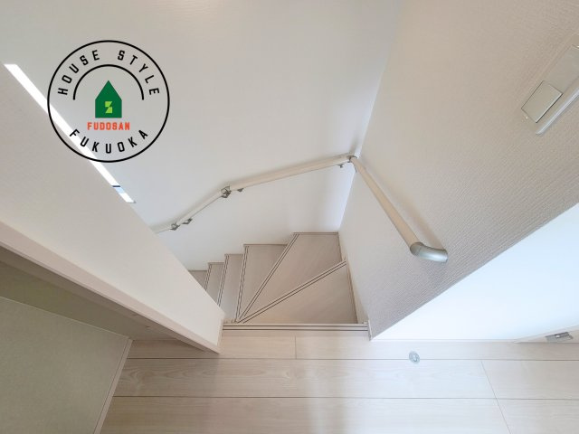 福岡市東区三苫6丁目第1-2棟（1号棟）の内装|＜手すり付階段＞手すりがないと階段の昇り降りで危険なことはもちろん、壁に手をつきながら歩くことで壁紙が汚れやすくなります。すべての方に快適に昇り降りしていただくため、手すりを設置しました。