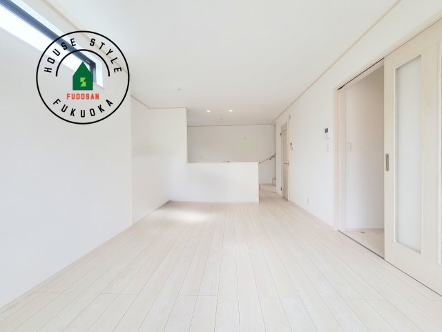 福岡市東区三苫6丁目第1-2棟（1号棟）の居間・リビング|キッチンからリビングをしっかり確認できます。家族の笑顔があふれる空間になりそうですね。