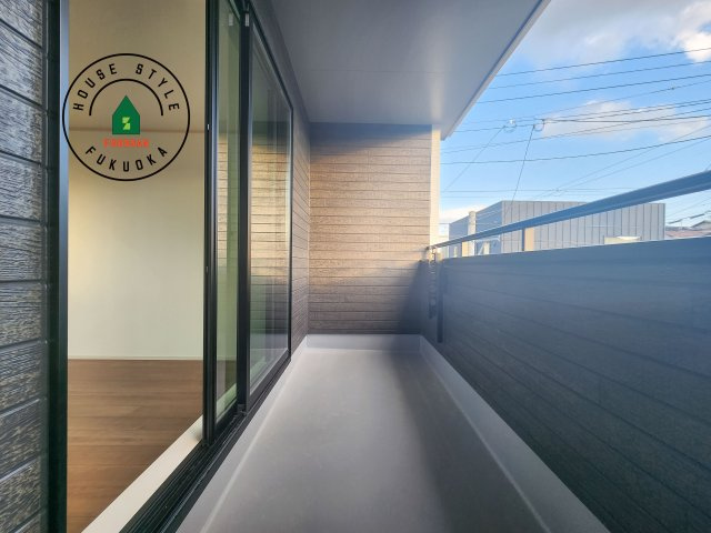 筑紫野市二日市北6丁目第1-2棟（B号棟）のバルコニー|風をしっかりと感じられるバルコニーでは、毎日が洗濯日和です。広々としているので洗濯も楽しくなるでしょうし、気分転換にバルコニーからの眺めを楽しむのもいいでしょう。