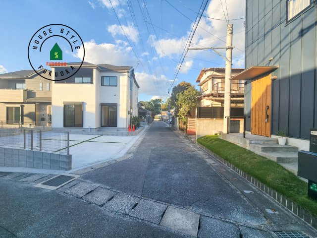 筑紫野市二日市北6丁目第1-2棟（B号棟）の前面道路含む現地写真|前面道路は閑静な住宅地をはしる車通りの少ない道路。お車の出し入れが苦手なママや小さなお子様にも安心ですね。しっかり舗装もされているので、ベビーカーや自転車で通っても快適に通行できます。