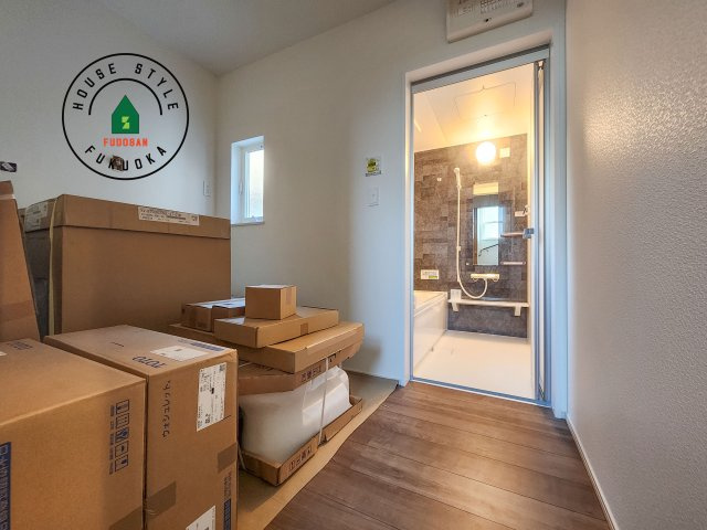 糟屋郡宇美町神武原1丁目第1-3棟（2号棟）　の脱衣所|ゆとりの洗面スペースで朝の身支度もスムーズに。暮らしを快適に変えるシャワー付洗面台です！