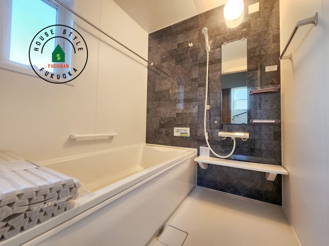 糟屋郡宇美町神武原1丁目第1-3棟（2号棟）　の浴室|ウ窓もあるので換気も安心ですね。同社仕様。1日の疲れを癒してくれる広々バスルーム。雨の日のお洗濯にも大活躍な浴室乾燥機付です！