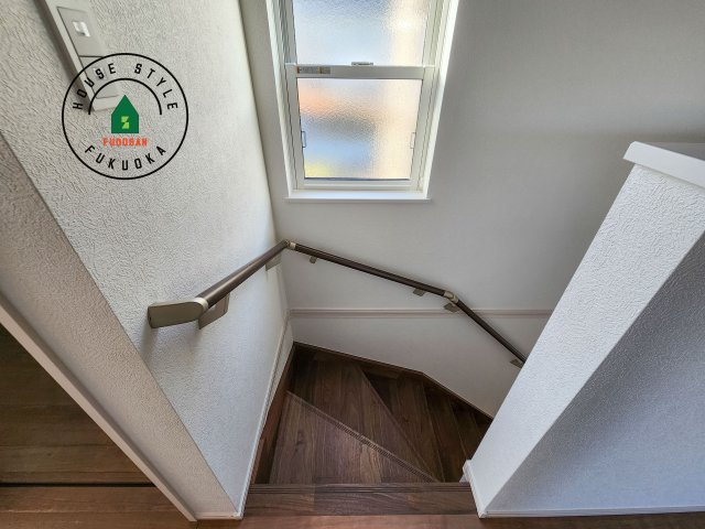 糟屋郡宇美町神武原1丁目第1-3棟（2号棟）　の内装|階段からも明るい光が入ります。採光や通風も階段の重要な役割です。