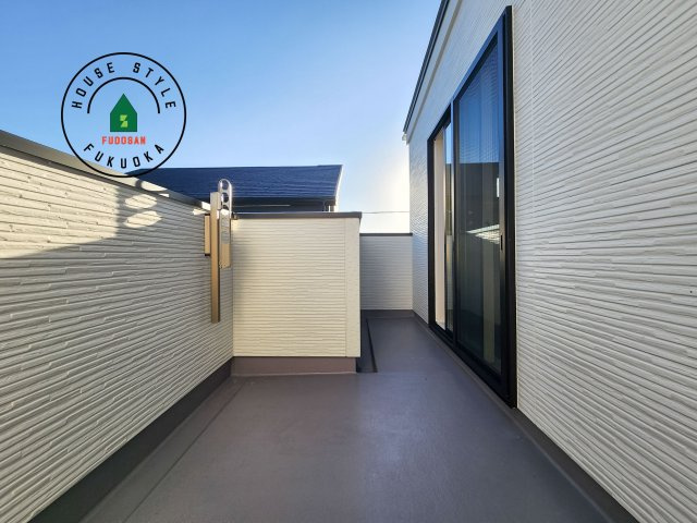 糟屋郡宇美町神武原1丁目第1-3棟（2号棟）　のバルコニー|風をしっかりと感じられるバルコニーでは、毎日が洗濯日和です。広々としているので洗濯も楽しくなるでしょうし、気分転換にバルコニーからの眺めを楽しむのもいいでしょう。