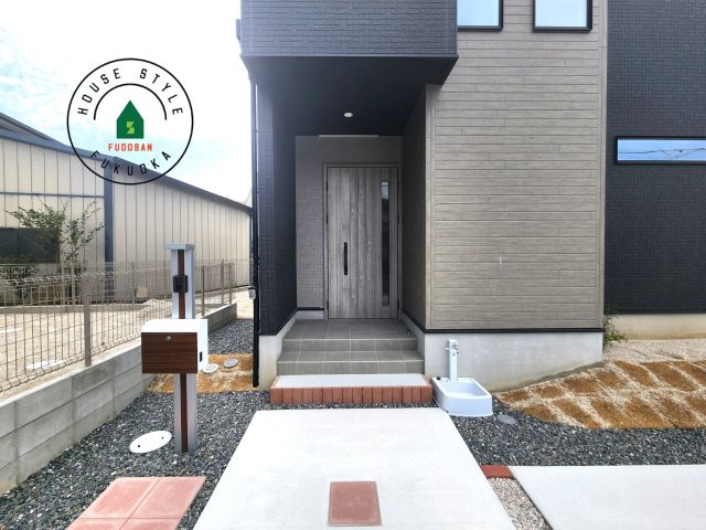 糟屋郡宇美町神武原1丁目第1-3棟（2号棟）　の玄関|おでかけの時も帰った時も、「我が家」を最初に感じでもらえる素敵な空間に。