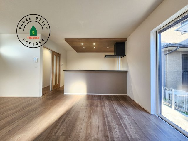 糟屋郡宇美町神武原1丁目第1-3棟（2号棟）　の居間・リビング|ご家族を近くに感じられる対面キッチンのLDK。会話もはずみそうですね。