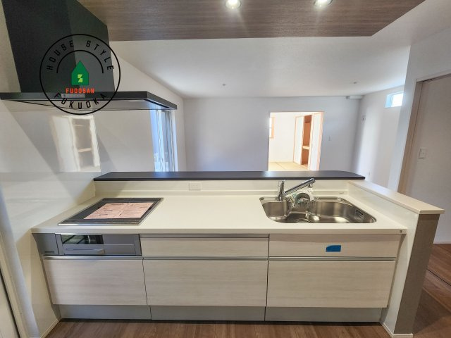 糟屋郡宇美町神武原1丁目第1-3棟（2号棟）　のキッチン|ご家族を近くに感じられる対面キッチンのLDK。会話もはずみそうですね。