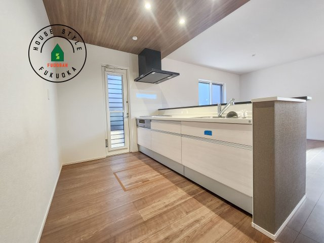 糟屋郡宇美町神武原1丁目第1-3棟（2号棟）　のキッチン|ダイニングテーブルへの配膳がラクラク、お料理はかどるカウンター付きシステムキッチン！