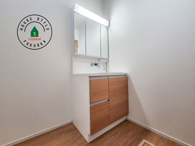 糟屋郡宇美町神武原1丁目第1-3棟（3号棟）　の独立洗面台|毎日使うものだから清潔な空間を保ちたい水回り。洗面にはそんな願いを解消させてくれる収納アイデアが満載です。三面鏡の裏側にはキャビネットが現れ小物から背の高い物まで収納できます。