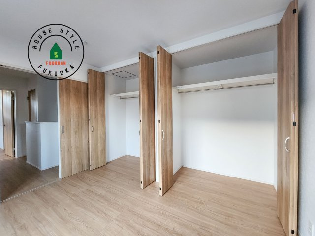 糟屋郡宇美町神武原1丁目第1-3棟（3号棟）　の収納|洋服や大きな荷物が多い方や人数の多いご家族などは、一般的なクローゼットよりもウォークインクローゼットのほうが使い勝手が良いです。