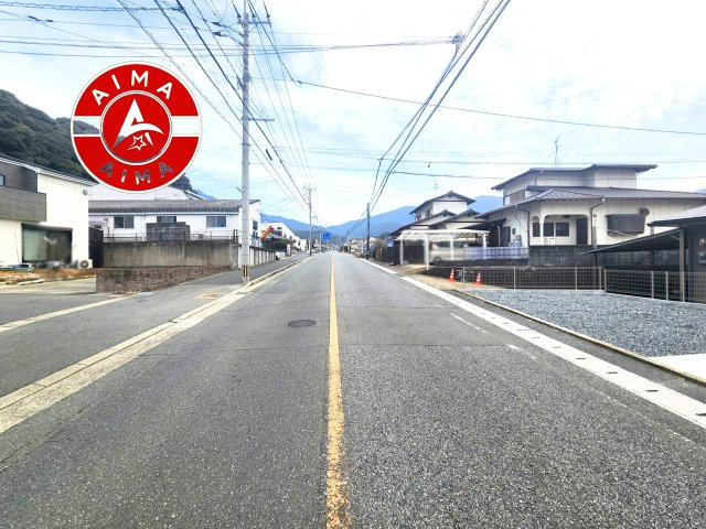 糟屋郡宇美町神武原1丁目第1-3棟（3号棟）　の前面道路含む現地写真|前面道路は閑静な住宅地をはしる車通りの少ない道路。お車の出し入れが苦手なママや小さなお子様にも安心ですね。しっかり舗装もされているので、ベビーカーや自転車で通っても快適に通行できます。