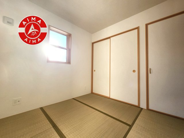糟屋郡宇美町神武原1丁目第1-3棟（3号棟）　の和室|毎日使うものだから清潔な空間を保ちたい水回り。洗面にはそんな願いを解消させてくれる収納アイディアが満載です。鏡の裏側にはキャビネットが現れ小物から背の高い物まで収納できます。