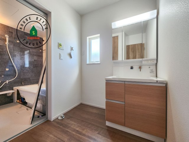 福岡市西区上山門2丁目第2-2棟（1号棟）　の脱衣所|ゆとりの洗面スペースで朝の身支度もスムーズに。暮らしを快適に変えるシャワー付洗面台です！