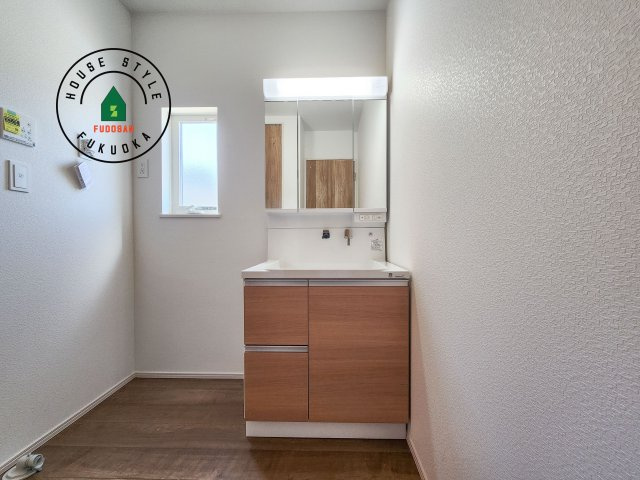 福岡市西区上山門2丁目第2-2棟（1号棟）　の独立洗面台|毎日使うものだから清潔な空間を保ちたい水回り。洗面にはそんな願いを解消させてくれる収納アイデアが満載です。三面鏡の裏側にはキャビネットが現れ小物から背の高い物まで収納できます。