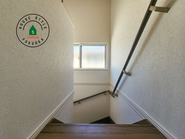福岡市西区上山門2丁目第2-2棟（1号棟）　の内装|階段からも明るい光が入ります。採光や通風も階段の重要な役割です。