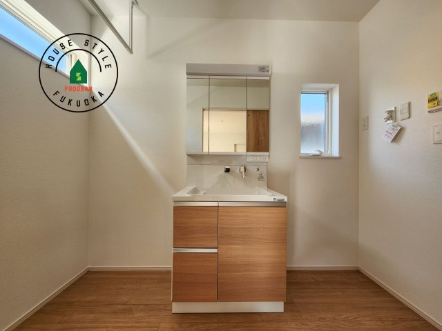 福津市宮司4丁目第4-4棟（2号棟）　の独立洗面台|毎日使うものだから清潔な空間を保ちたい水回り。洗面にはそんな願いを解消させてくれる収納アイデアが満載です。三面鏡の裏側にはキャビネットが現れ小物から背の高い物まで収納できます。