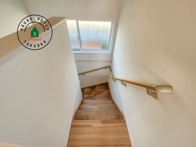 福津市宮司4丁目第4-4棟（2号棟）　の内装|階段からも明るい光が入ります。採光や通風も階段の重要な役割です。