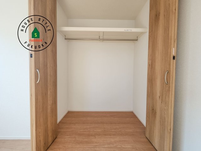 福津市宮司4丁目第4-4棟（2号棟）　の収納|洋服や大きな荷物が多い方や人数の多いご家族などは、一般的なクローゼットよりもウォークインクローゼットのほうが使い勝手が良いです。