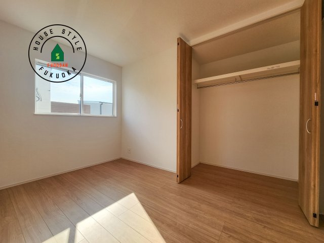 福津市宮司4丁目第4-4棟（2号棟）　の洋室|柔らかい陽光が差し込む明るいお部屋を演出する設計。彩光の取れる窓が気持ちの良いお部屋を創り上げます。