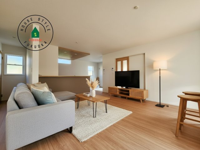 福津市宮司4丁目第4-4棟（2号棟）　の居間・リビング|明るく開放的なリビングダイニングは豊かな陽光が注ぎ込み、やすらぎの空間を演出してくれます。ご家族で楽しいひとときをお過ごし下さい。※家具はCGを合成したものです。