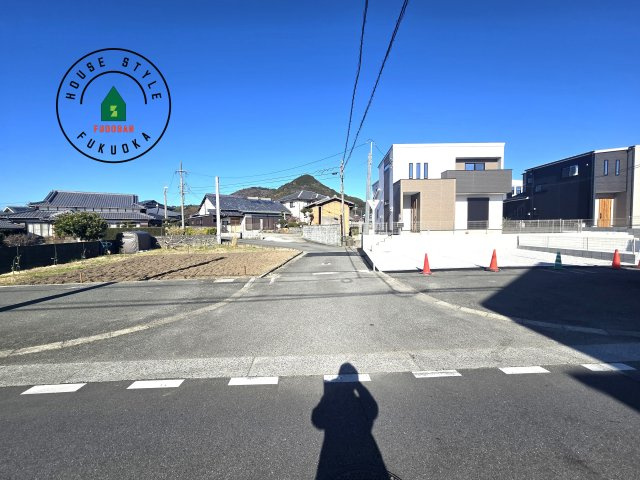 福津市宮司4丁目第4-4棟（2号棟）　の前面道路含む現地写真|前面道路は閑静な住宅地をはしる車通りの少ない道路。お車の出し入れが苦手なママや小さなお子様にも安心ですね。しっかり舗装もされているので、ベビーカーや自転車で通っても快適に通行できます。