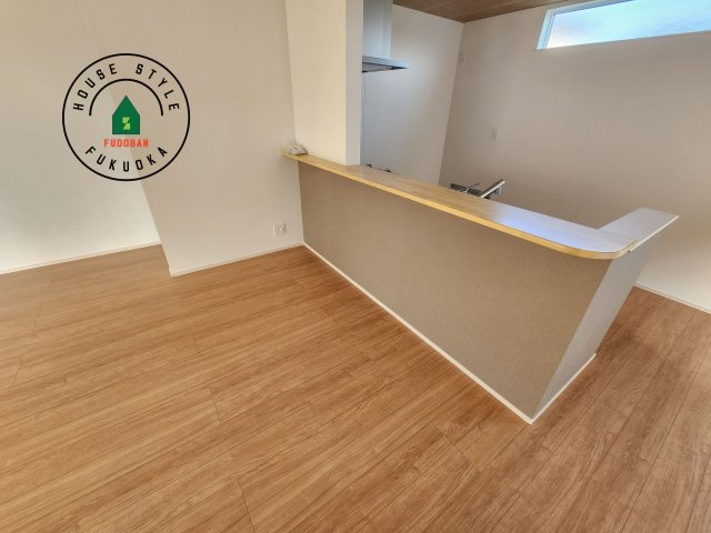 福津市宮司4丁目第4-4棟（2号棟）　のダイニング|キッチンから立ち込める香りが今日の料理を期待させます。