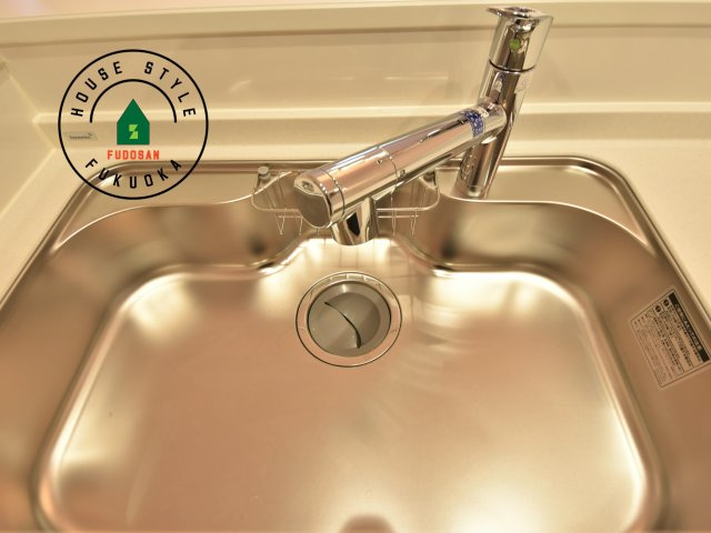 福津市宮司4丁目第4-4棟（2号棟）　の発電・温水設備|ヘッドはシャワーや浄水に切り替え可能でノズルが延びる可動式。料理が楽しくなりますね。ヘッドはシャワーや浄水に切り替え可能でノズルが延びる可動式。料理が楽しくなりますね。