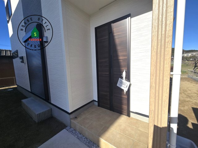 福津市宮司4丁目第4-4棟（2号棟）　の玄関|おでかけの時も帰った時も、「我が家」を最初に感じでもらえる素敵な空間に。