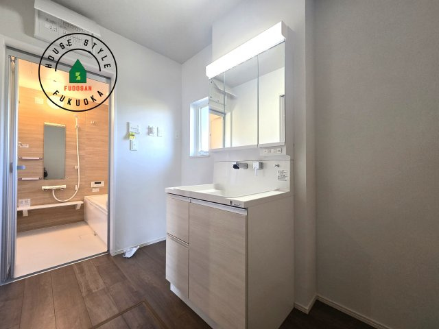 福津市宮司4丁目第4-4棟（3号棟）　の脱衣所|ゆとりの洗面スペースで朝の身支度もスムーズに。暮らしを快適に変えるシャワー付洗面台です！