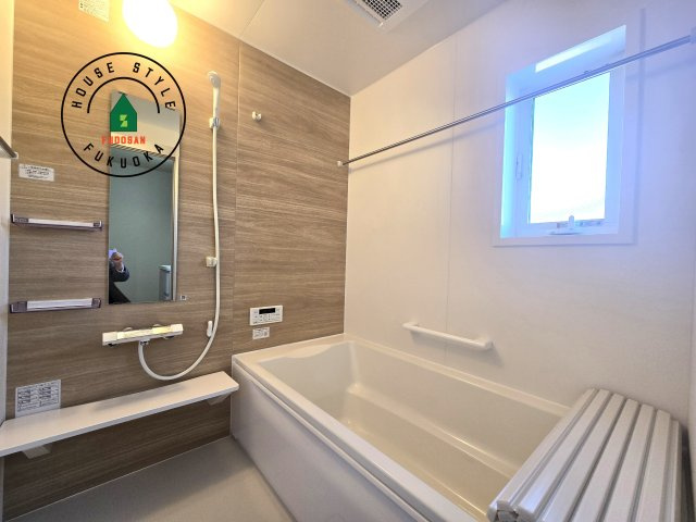 福津市宮司4丁目第4-4棟（3号棟）　の内観：施工例|ウ窓もあるので換気も安心ですね。同社仕様。1日の疲れを癒してくれる広々バスルーム。雨の日のお洗濯にも大活躍な浴室乾燥機付です！