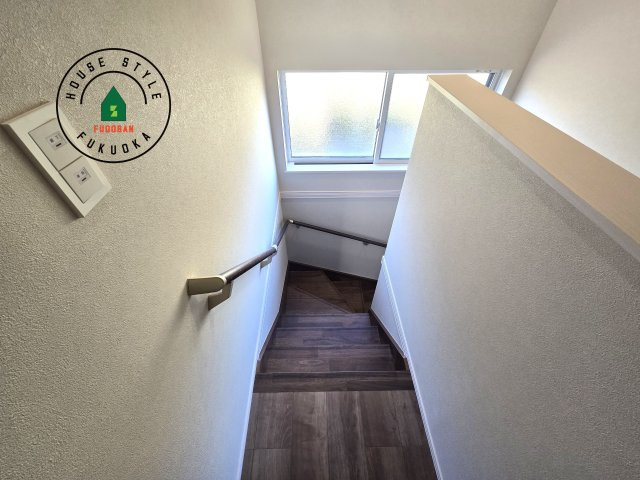 福津市宮司4丁目第4-4棟（3号棟）　の内装|階段からも明るい光が入ります。採光や通風も階段の重要な役割です。