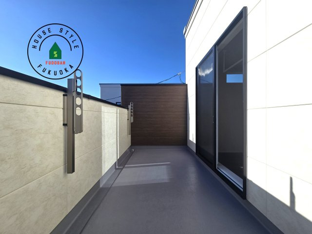 福津市宮司4丁目第4-4棟（3号棟）　のバルコニー|風をしっかりと感じられるバルコニーでは、毎日が洗濯日和です。広々としているので洗濯も楽しくなるでしょうし、気分転換にバルコニーからの眺めを楽しむのもいいでしょう。