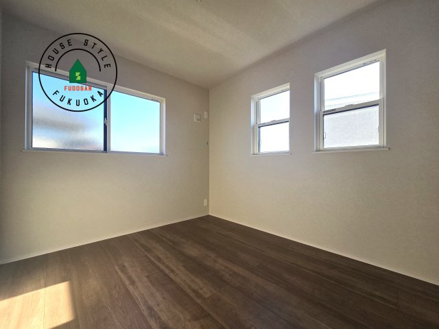 福津市宮司4丁目第4-4棟（3号棟）　の内観：施工例|柔らかい陽光が差し込む明るいお部屋を演出する設計。彩光の取れる窓が気持ちの良いお部屋を創り上げます。