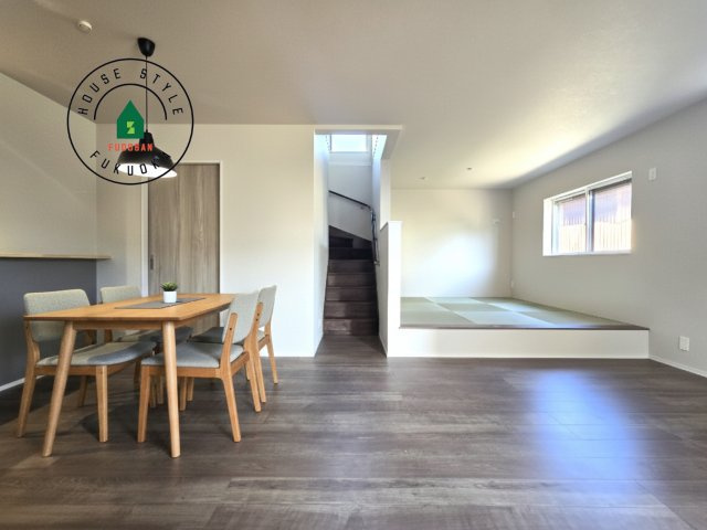 福津市宮司4丁目第4-4棟（3号棟）　の居間・リビング|明るく開放的なリビングダイニングは豊かな陽光が注ぎ込み、やすらぎの空間を演出してくれます。ご家族で楽しいひとときをお過ごし下さい。※家具はCGを合成したものです。