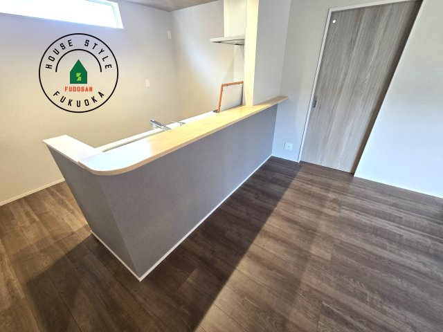 福津市宮司4丁目第4-4棟（3号棟）　のダイニング|キッチンから立ち込める香りが今日の料理を期待させます。