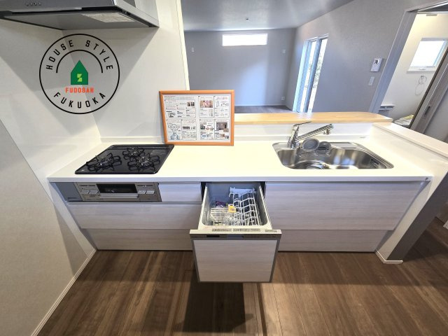 福津市宮司4丁目第4-4棟（3号棟）　の内観：施工例|ご家族を近くに感じられる対面キッチンのLDK。会話もはずみそうですね。