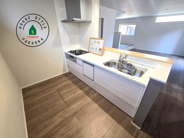 福津市宮司4丁目第4-4棟（3号棟）　のキッチン|ダイニングテーブルへの配膳がラクラク、お料理はかどるカウンター付きシステムキッチン！