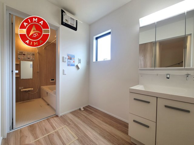 糟屋郡篠栗町中央6丁目第2-3棟（1号棟）の脱衣所|ゆとりの洗面スペースで朝の身支度もスムーズに。暮らしを快適に変えるシャワー付洗面台です！