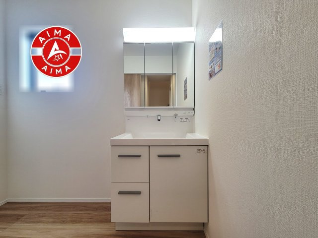 糟屋郡篠栗町中央6丁目第2-3棟（1号棟）の独立洗面台|毎日使うものだから清潔な空間を保ちたい水回り。洗面にはそんな願いを解消させてくれる収納アイデアが満載です。三面鏡の裏側にはキャビネットが現れ小物から背の高い物まで収納できます。