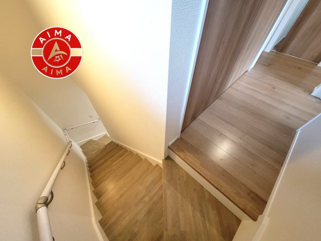 糟屋郡篠栗町中央6丁目第2-3棟（1号棟）の内装|階段からも明るい光が入ります。採光や通風も階段の重要な役割です。