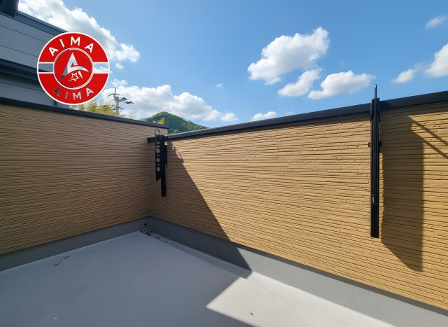 糟屋郡篠栗町中央6丁目第2-3棟（1号棟）のバルコニー|風をしっかりと感じられるバルコニーでは、毎日が洗濯日和です。広々としているので洗濯も楽しくなるでしょうし、気分転換にバルコニーからの眺めを楽しむのもいいでしょう。