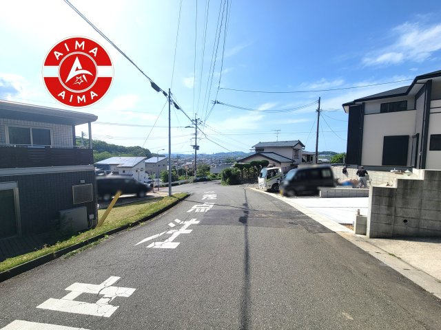 糟屋郡篠栗町中央6丁目第2-3棟（1号棟）の前面道路含む現地写真|前面道路は閑静な住宅地をはしる車通りの少ない道路。お車の出し入れが苦手なママや小さなお子様にも安心ですね。しっかり舗装もされているので、ベビーカーや自転車で通っても快適に通行できます。