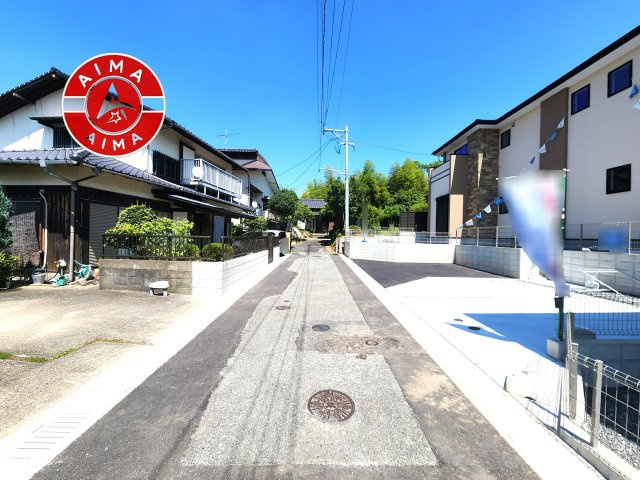 糟屋郡篠栗町中央6丁目第2-3棟（1号棟）の前面道路含む現地写真|前面道路は閑静な住宅地をはしる車通りの少ない道路。お車の出し入れが苦手なママや小さなお子様にも安心ですね。しっかり舗装もされているので、ベビーカーや自転車で通っても快適に通行できます。