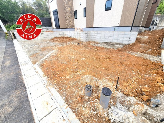 糟屋郡篠栗町中央6丁目第2-3棟（1号棟）の駐車場|広々した駐車場になります。3台並列駐車となります。