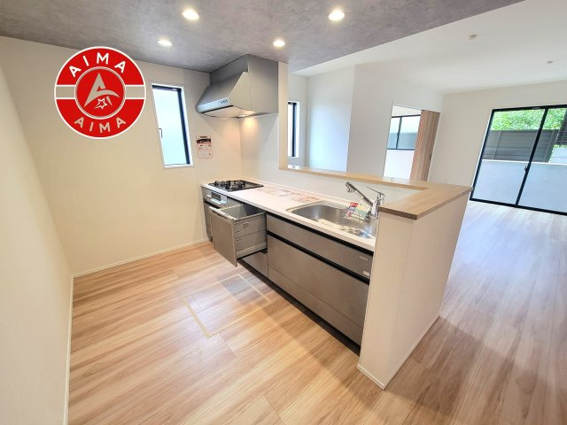 糟屋郡篠栗町中央6丁目第2-3棟（1号棟）のキッチン|ダイニングテーブルへの配膳がラクラク、お料理はかどるカウンター付きシステムキッチン！