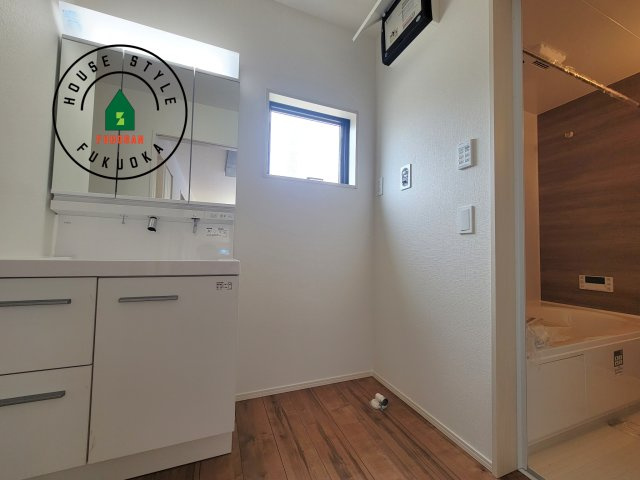 糟屋郡篠栗町中央6丁目第2-3棟（2号棟）の内観：施工例|ゆとりの洗面スペースで朝の身支度もスムーズに。暮らしを快適に変えるシャワー付洗面台です！