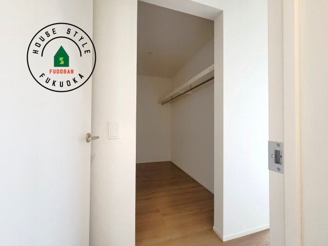 糟屋郡篠栗町中央6丁目第2-3棟（2号棟）の内観：施工例|洋服や大きな荷物が多い方や人数の多いご家族などは、一般的なクローゼットよりもウォークインクローゼットのほうが使い勝手が良いです。