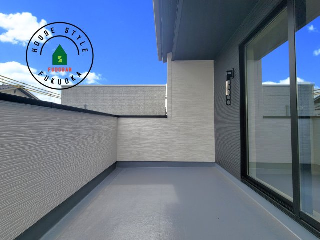 糟屋郡篠栗町中央6丁目第2-3棟（2号棟）の外観：施工例|風をしっかりと感じられるバルコニーでは、毎日が洗濯日和です。広々としているので洗濯も楽しくなるでしょうし、気分転換にバルコニーからの眺めを楽しむのもいいでしょう。