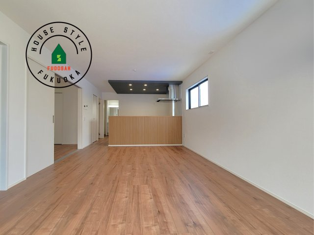 糟屋郡篠栗町中央6丁目第2-3棟（2号棟）の内観：施工例|ご家族を近くに感じられる対面キッチンのLDK。会話もはずみそうですね。