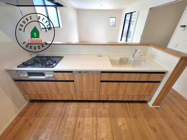 糟屋郡篠栗町中央6丁目第2-3棟（2号棟）の内観：施工例|キッチン。グリル・食器洗い乾燥機・浄水器も完備。